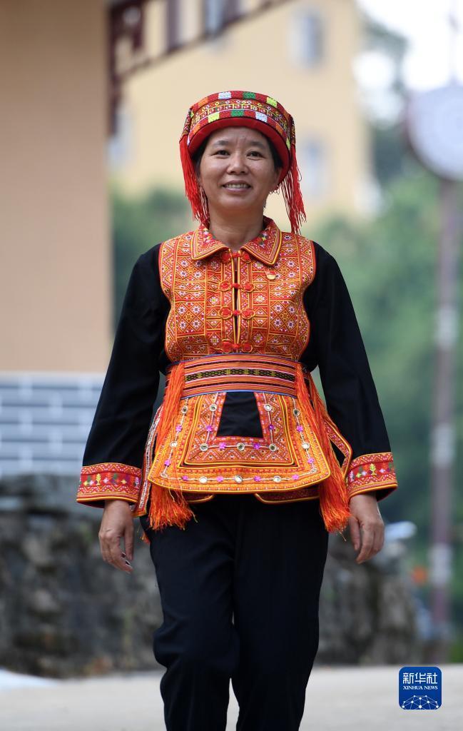 　在廣西蒼梧縣六堡鎮(zhèn)山坪村，祝雪蘭走在村道上（2022年9月22日攝）。新華社記者 陸波岸 攝